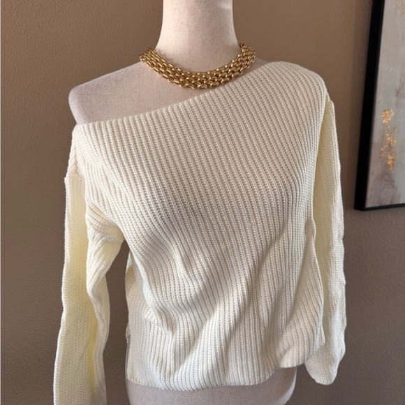 Off the shoulder knit sweater in ivory soft material - Picture 6 of 7